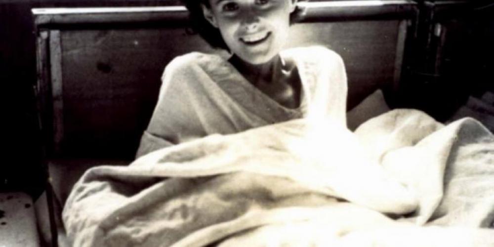 Hun ga en gravid kvinne et stykke sjokolade i konsentrasjonsleiren – 70 år senere skjer det utrolige