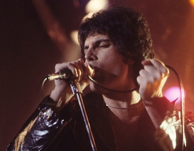 Freddie Mercury ble far i skjul – ny biografi ryster fansen