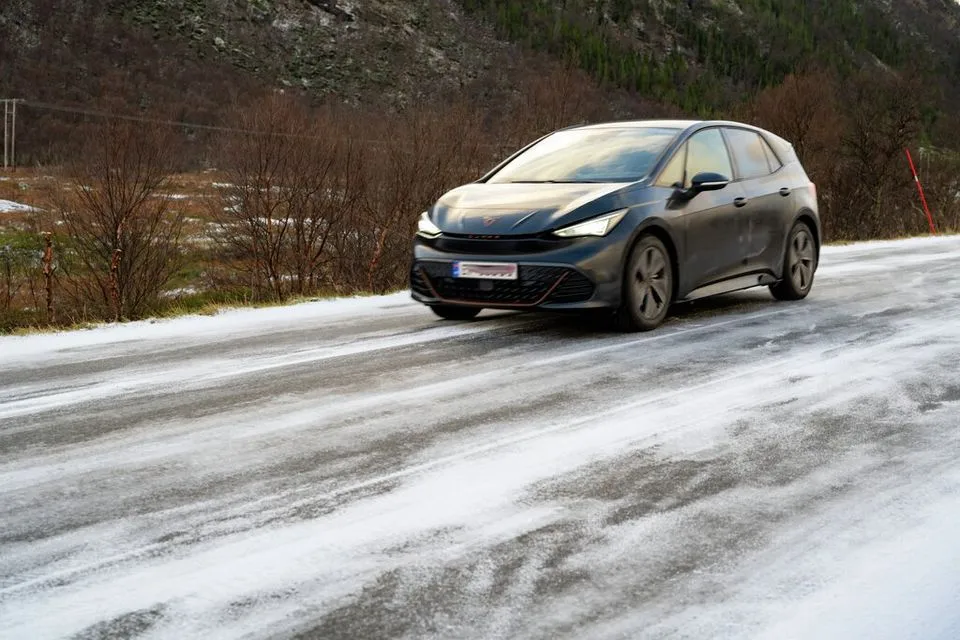 Stor snøskredfare: Disse veiene er stengt