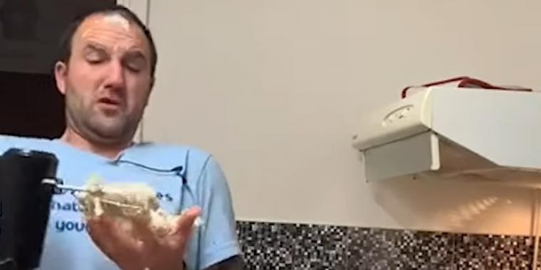 Glen med tourettes filmer når han lager mat: Du kommer til å gråte av latter