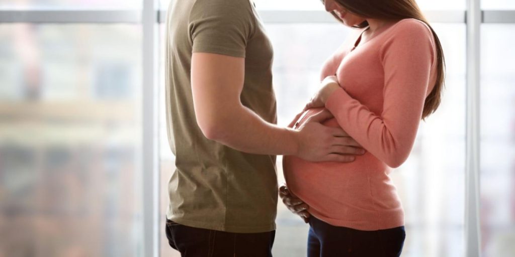 Paret hadde vært sammen i 6 uker da hun ble gravid: Like etter fikk hun vite den sjokkerende sannheten om ham