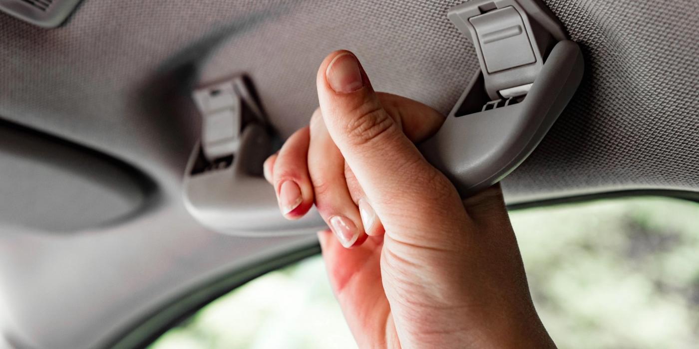 Svært få mennesker vet det: Dette er hva håndtakene i bilen egentlig skal brukes til
