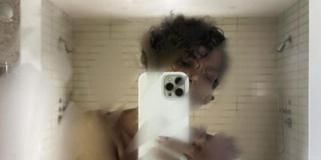 Helt avkledde Halle Berry: Drikker vin på balkongen