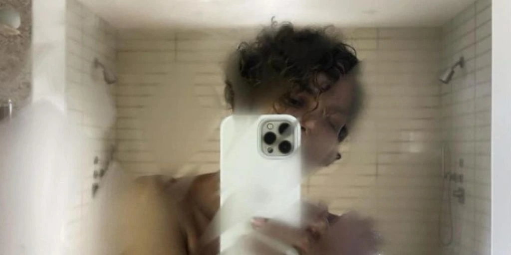Helt avkledde Halle Berry: Drikker vin på balkongen