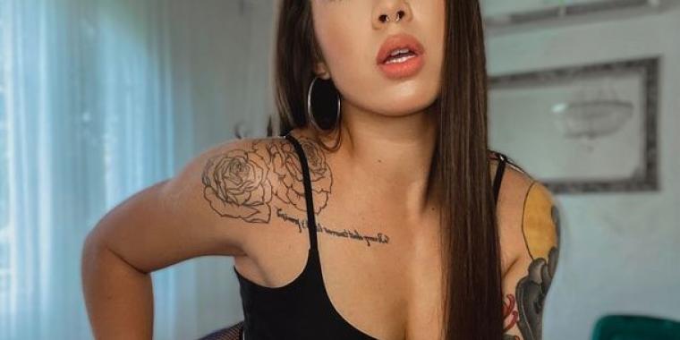 Lager OnlyFans innhold med datter hjemme: Gjør meg til en bedre mor