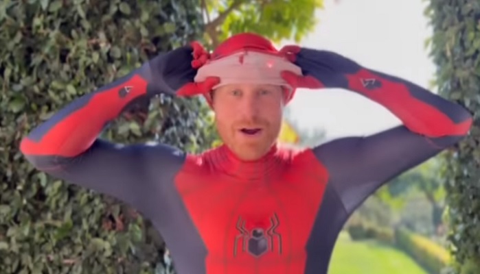 Prins Harry dukker opp som Spider-Man og trøster barn