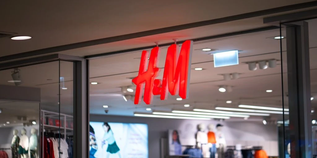 Massiv kø hos H&M: Det er siste sjanse