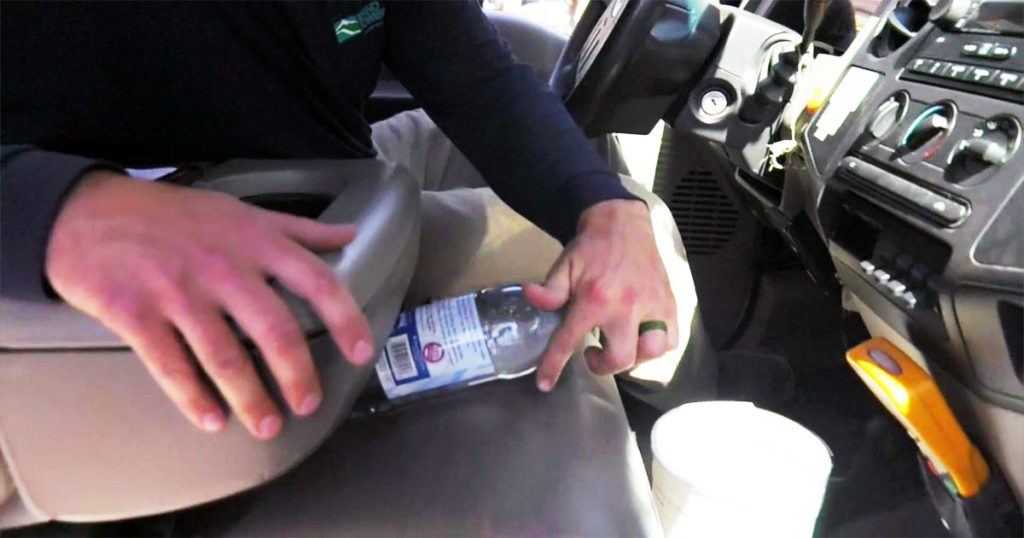Brannmenn advarer: Derfor skal du aldri etterlate en vannflaske i bilen