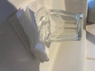 Hvorfor må du legge igjen et glass og et ark i vasken når du drar på ferie?