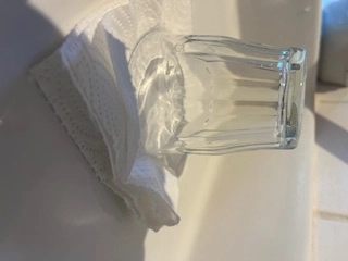 Hvorfor må du legge igjen et glass og et ark i vasken når du drar på ferie?