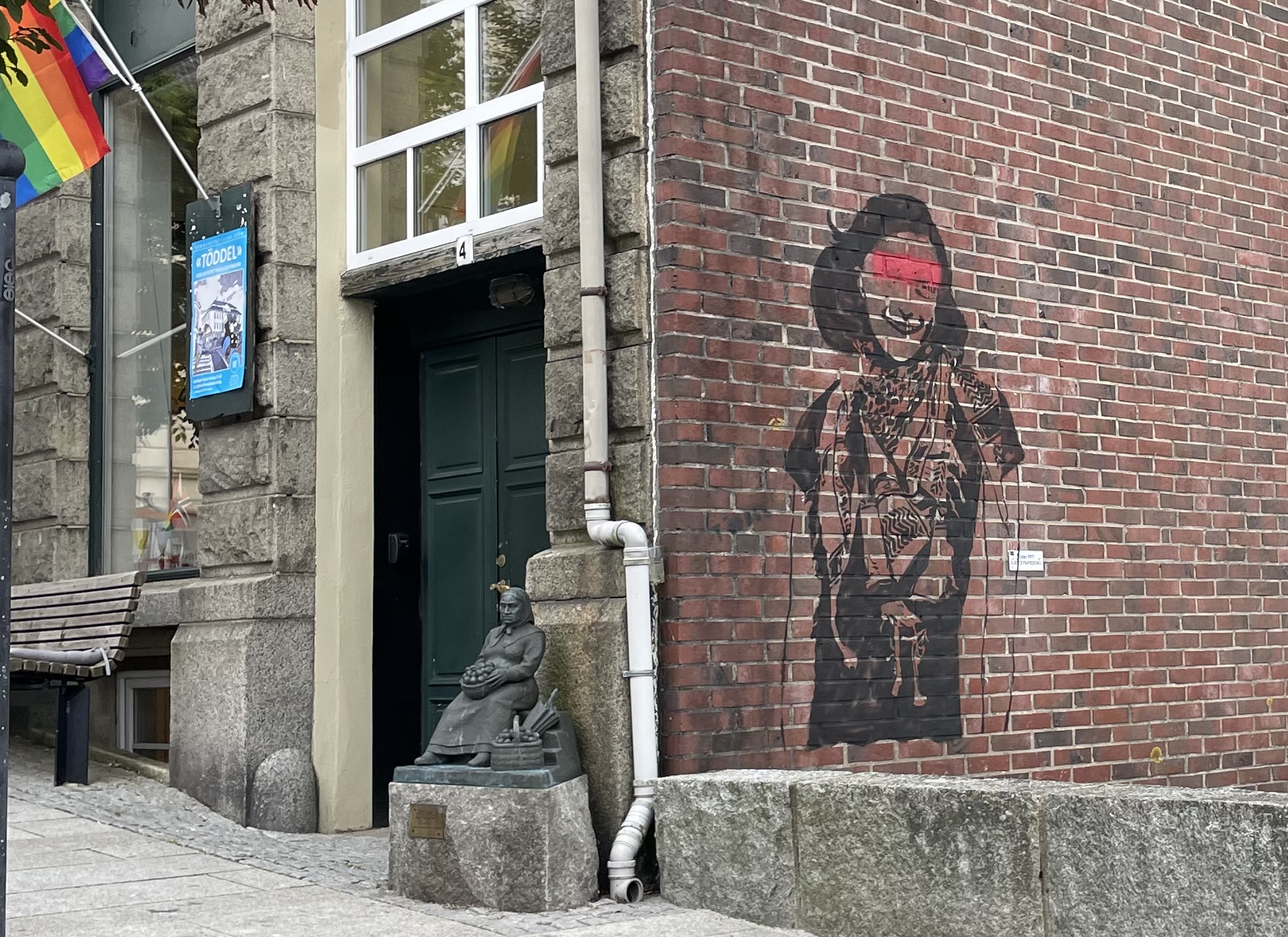 Gatekunstner bryter tausheten etter kontroverser