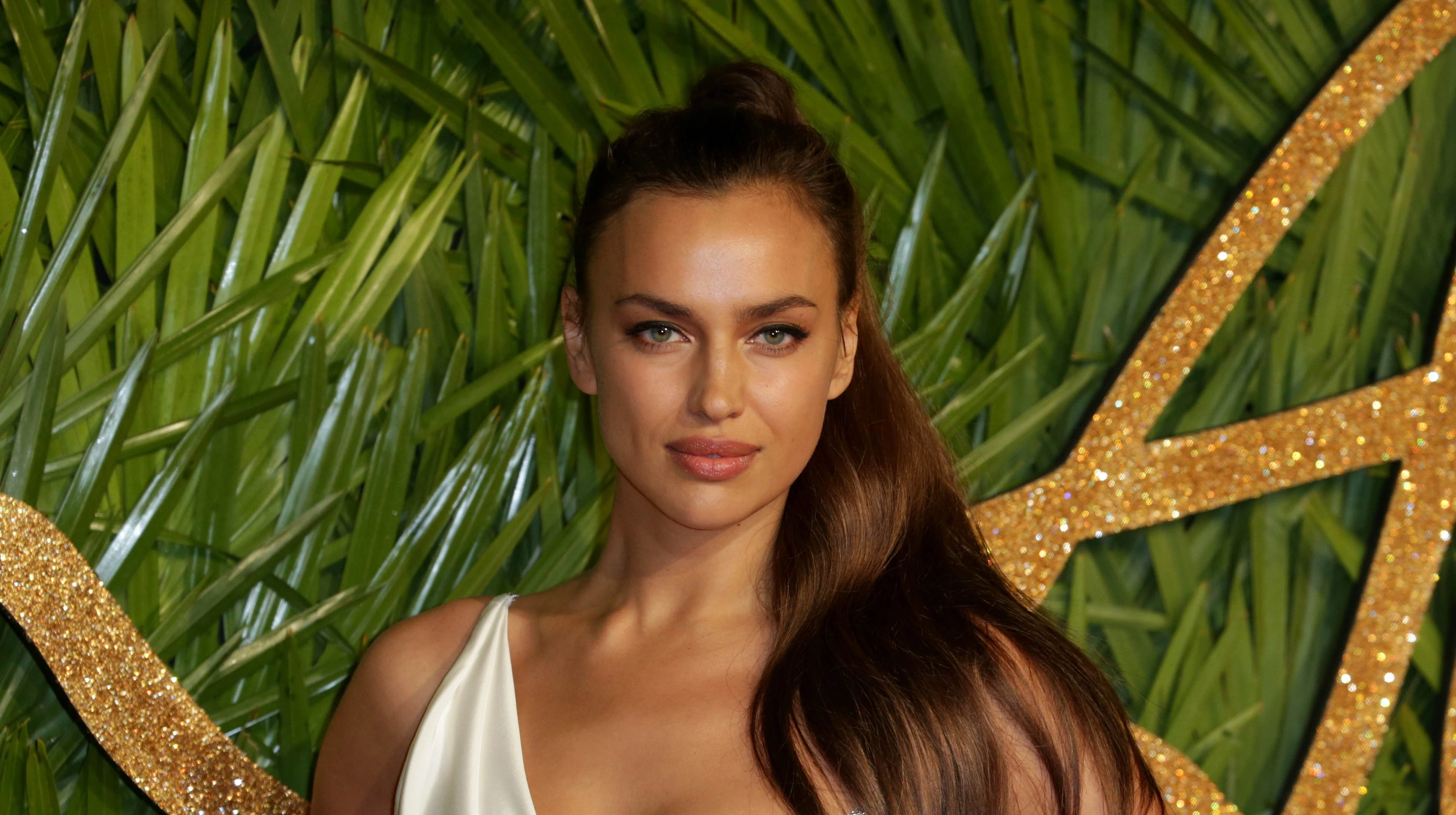Irina Shayk går toppløs på ferie med ekskjæresten