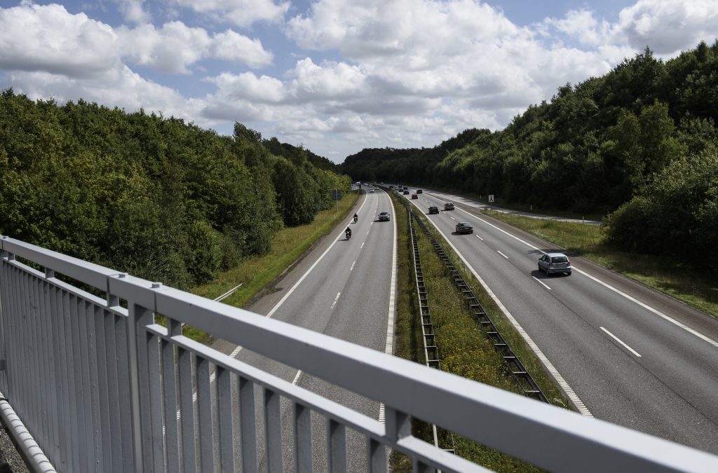 12-åring hoppet fra bro for å begå selvmord – landet på ung kvinnes bil
