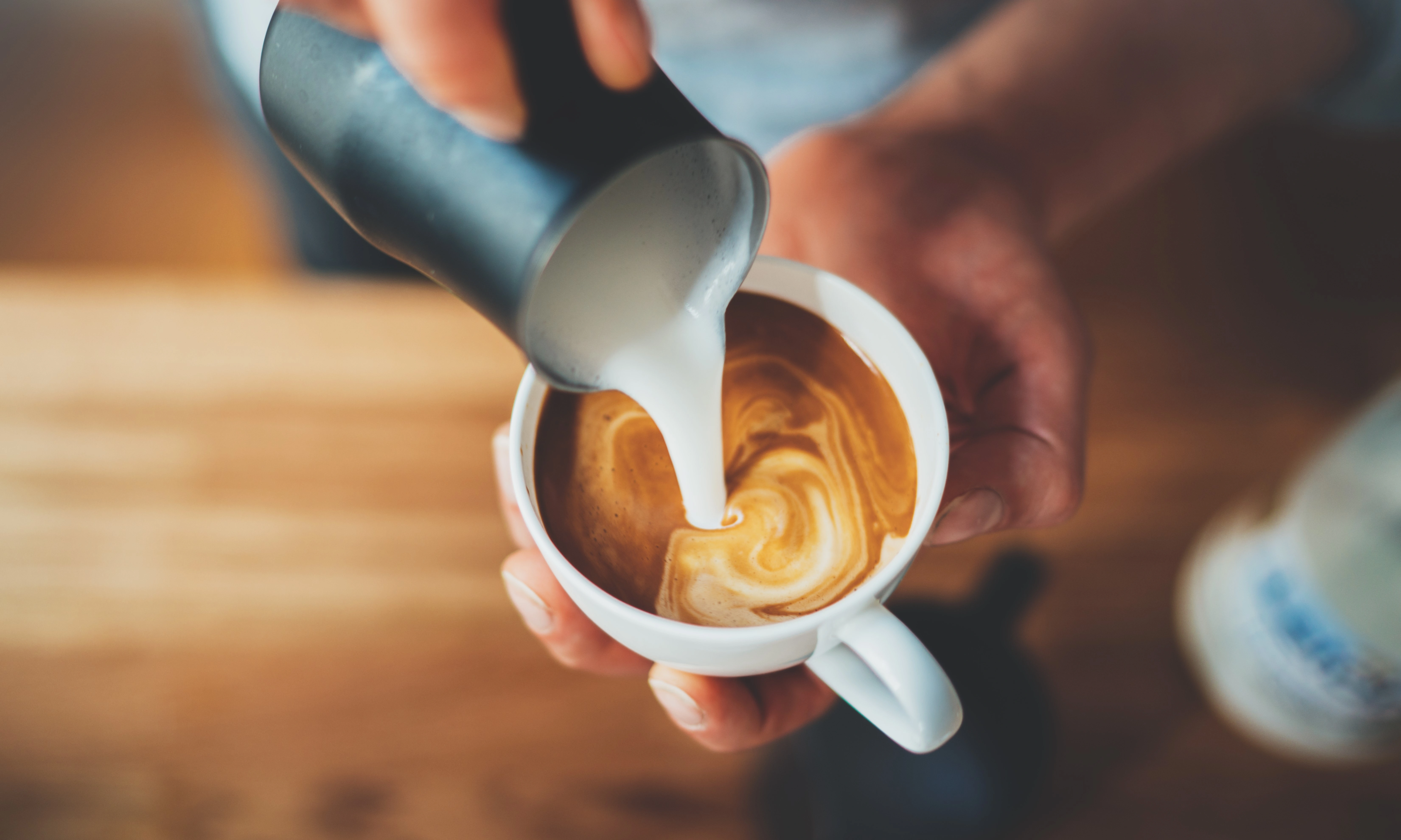 De fleste søler når de går med en kaffekopp: Sånn unngår du &laquo;katastrofen&raquo;
