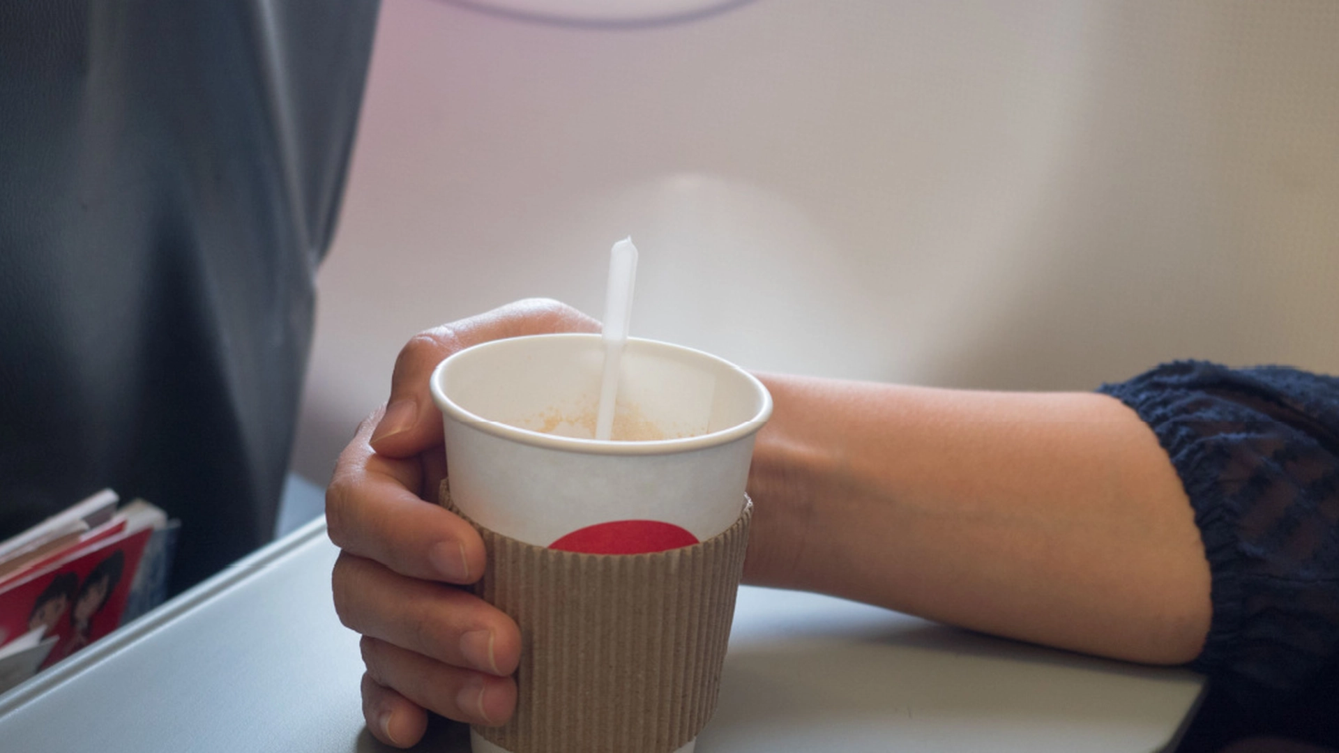 Avslører: Dette er grunnen til at du aldri bør drikke flykaffe