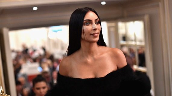 Kim Kardashian viser fram bakdelen