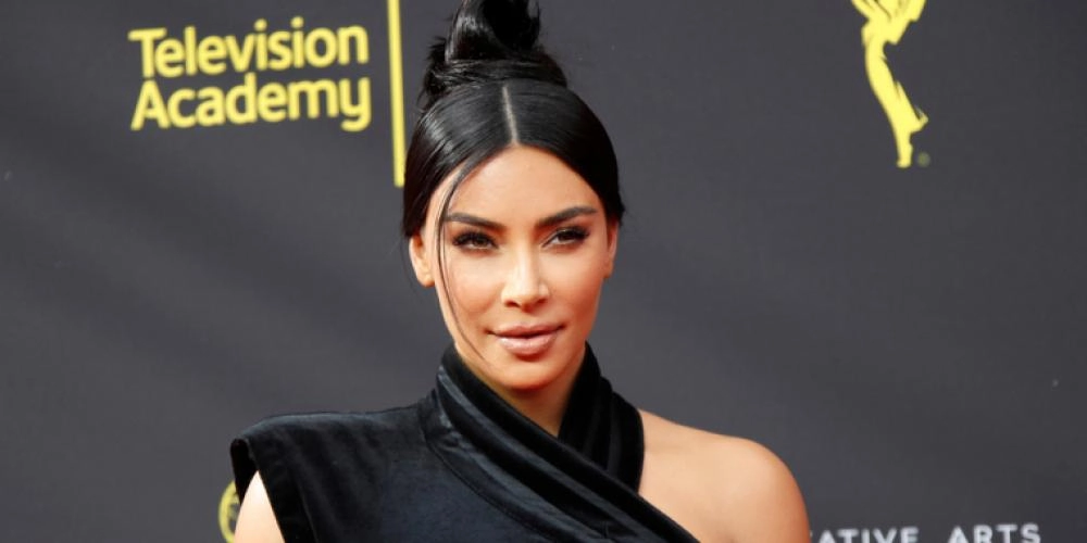 Kim Kardashian er kjent for sin vakre bakdel: Nå viser hun frem godsakene sine i dusjen
