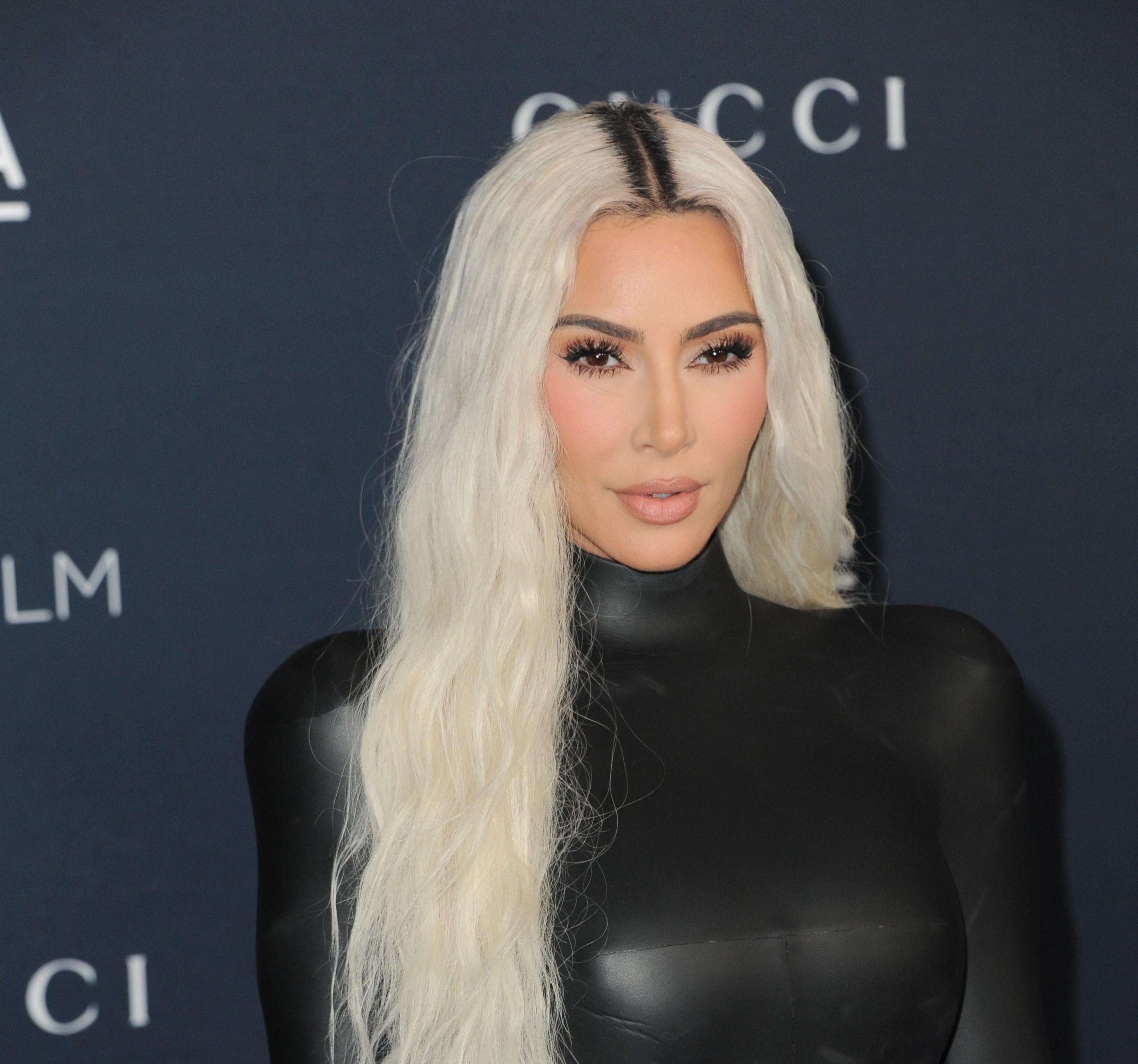Kim Kardashian viser fram sakene: Får nettet til å koke