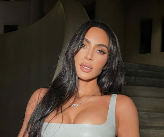 Kim Kardashian i minibikini: Overlater ingenting til fantasien
