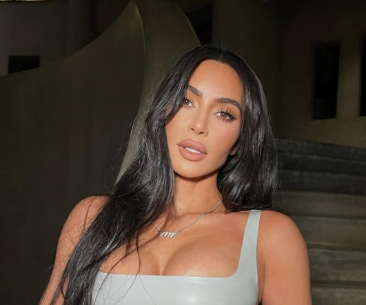 Kim Kardashian i minibikini: Overlater ingenting til fantasien