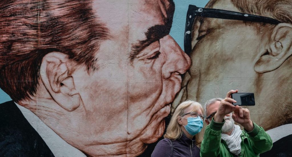 Russisk kunstner bak det ikoniske kyss på Berlinmuren er død
