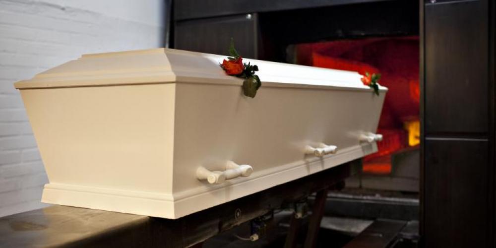 Moren skulle begraves: Datter oppdaget en stor feil da hun kikket på kisten