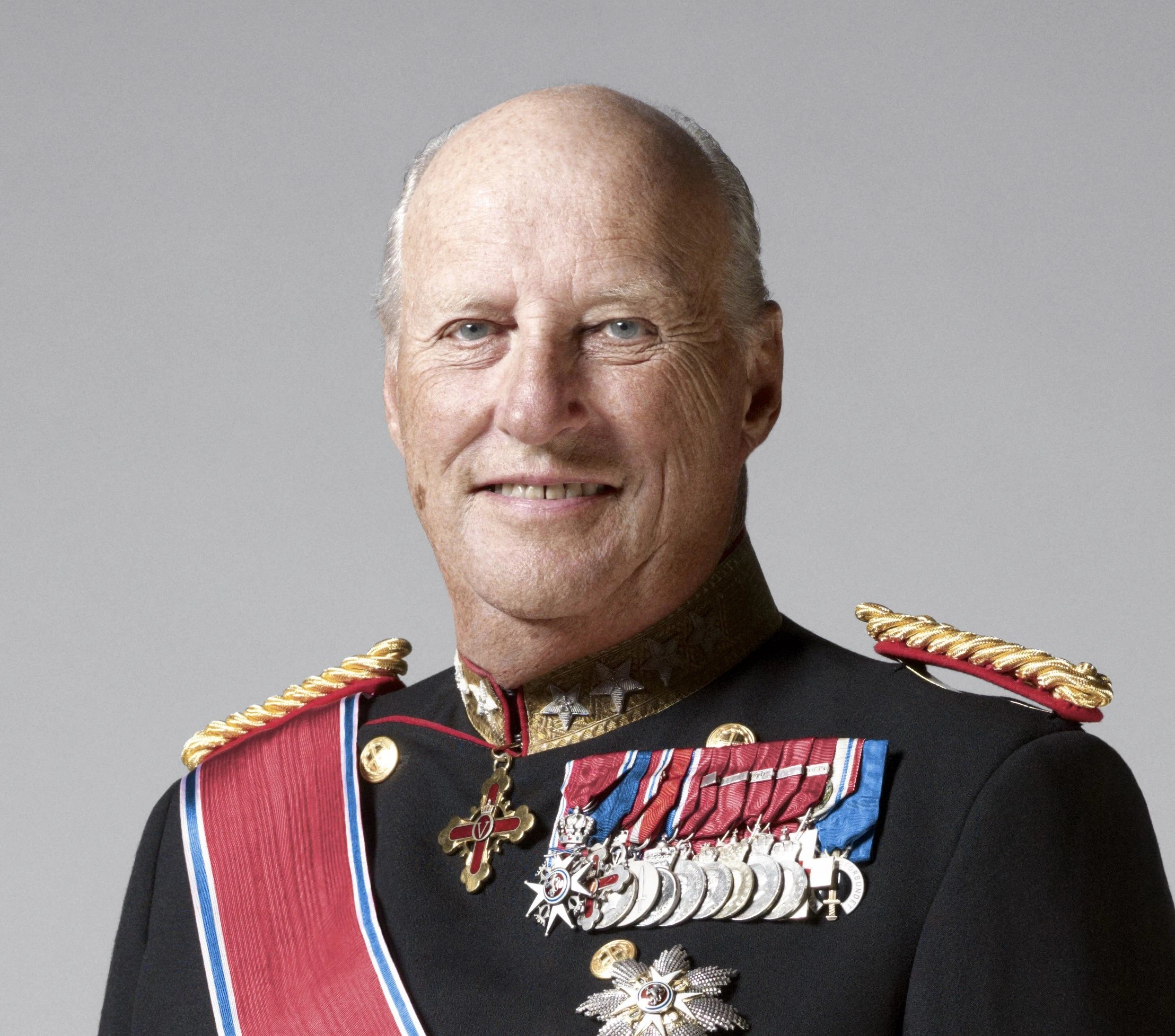 Kong Harald viser seg frem etter operasjonen: Se bildet her