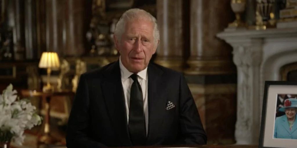 &laquo;Bekymringsfulle&raquo; bilder av kong Charles’ hender: Hva skjer her?