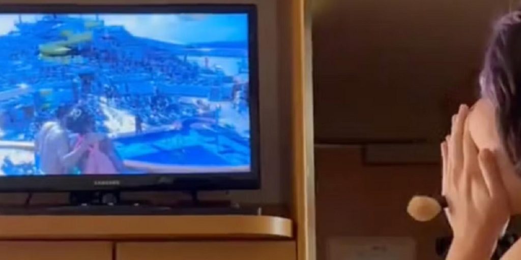 En kvinne er på cruise med kjæresten sin: Når hun slår på TV-en, får hun et stort sjokk