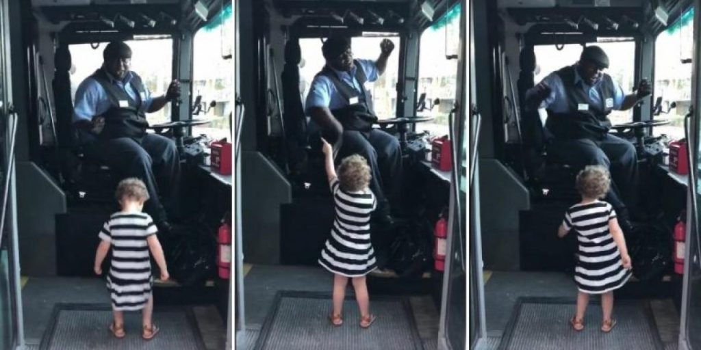 Den lille jenta er i ferd med å gå av bussen – men så kommer bussjåførens rørende reaksjon