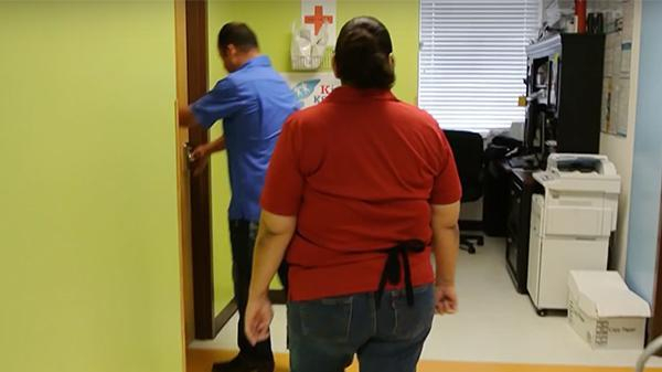 Sjefen ber kvinnelig ansatt følge med ut – minutter senere brytter hun ut i tårer