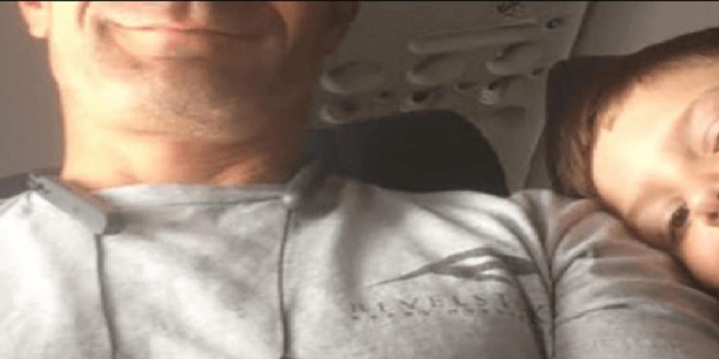 Mor sender sin 7 år gamle sønn alene på flyet: Mor får en overraskende melding fra sønnens sidemann på flyet