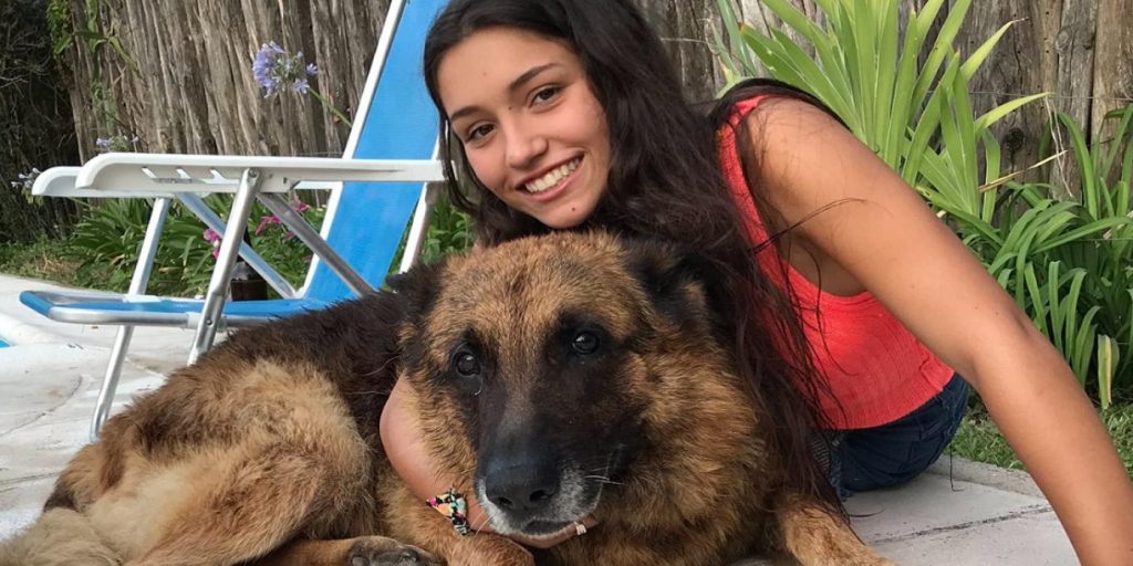 Jenta tar bilde med vennens hund: Noen sekunder senere skjer det utenkelige