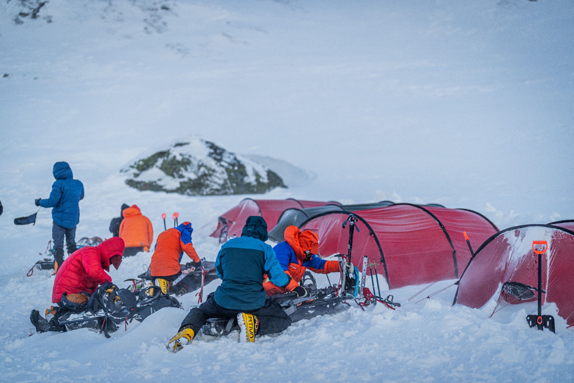 Disse kjendisene skal bestige verdens kaldeste fjell