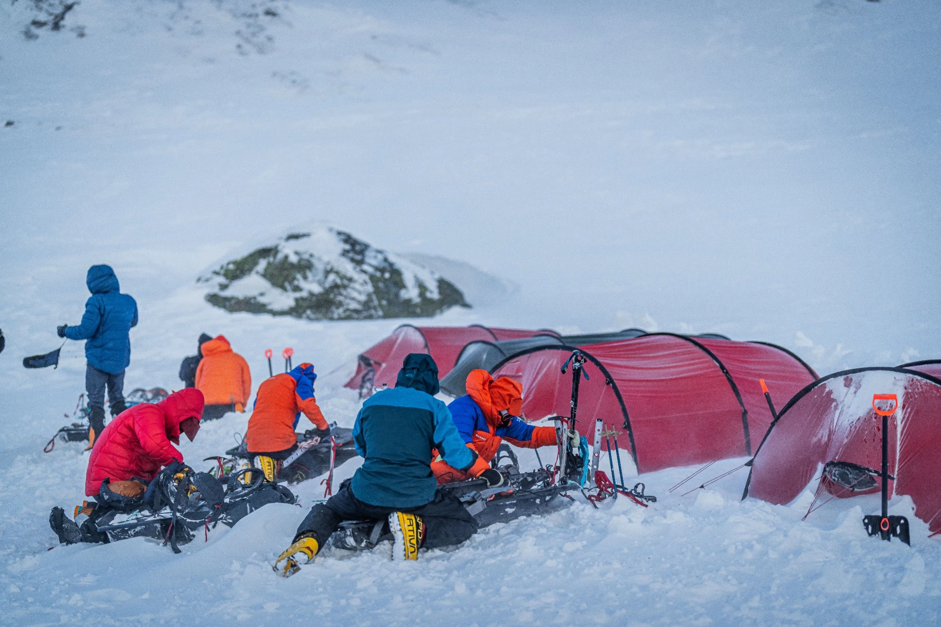 Disse kjendisene skal bestige verdens kaldeste fjell