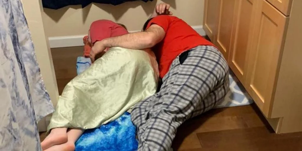 Konas bilde går viralt: Derfor ligger mannen hennes på gulvet ved siden av sin 13 år gamle datter