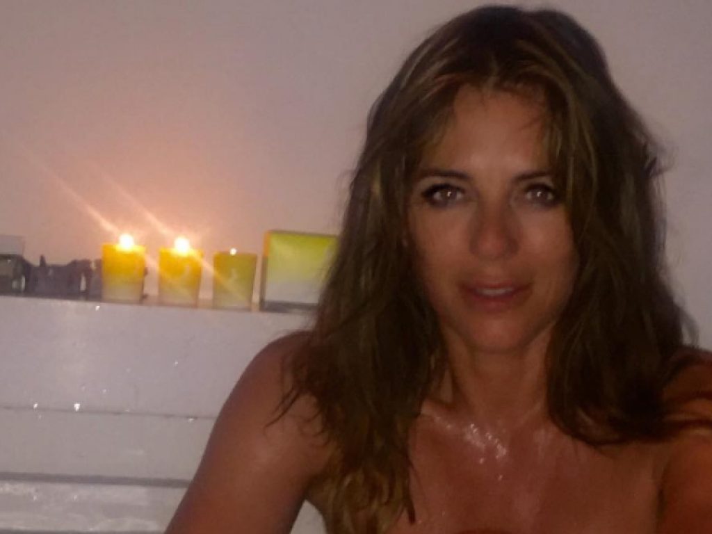 Guddommelig: Liz Hurley naken i badekaret