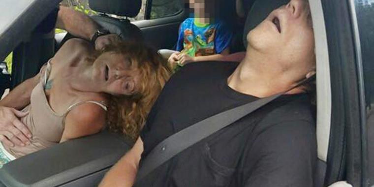 Politiet deler dette bildet med skrekk og advarsel: 4-åringen sitter alene på baksetet i en bil mens foreldrene sover den av