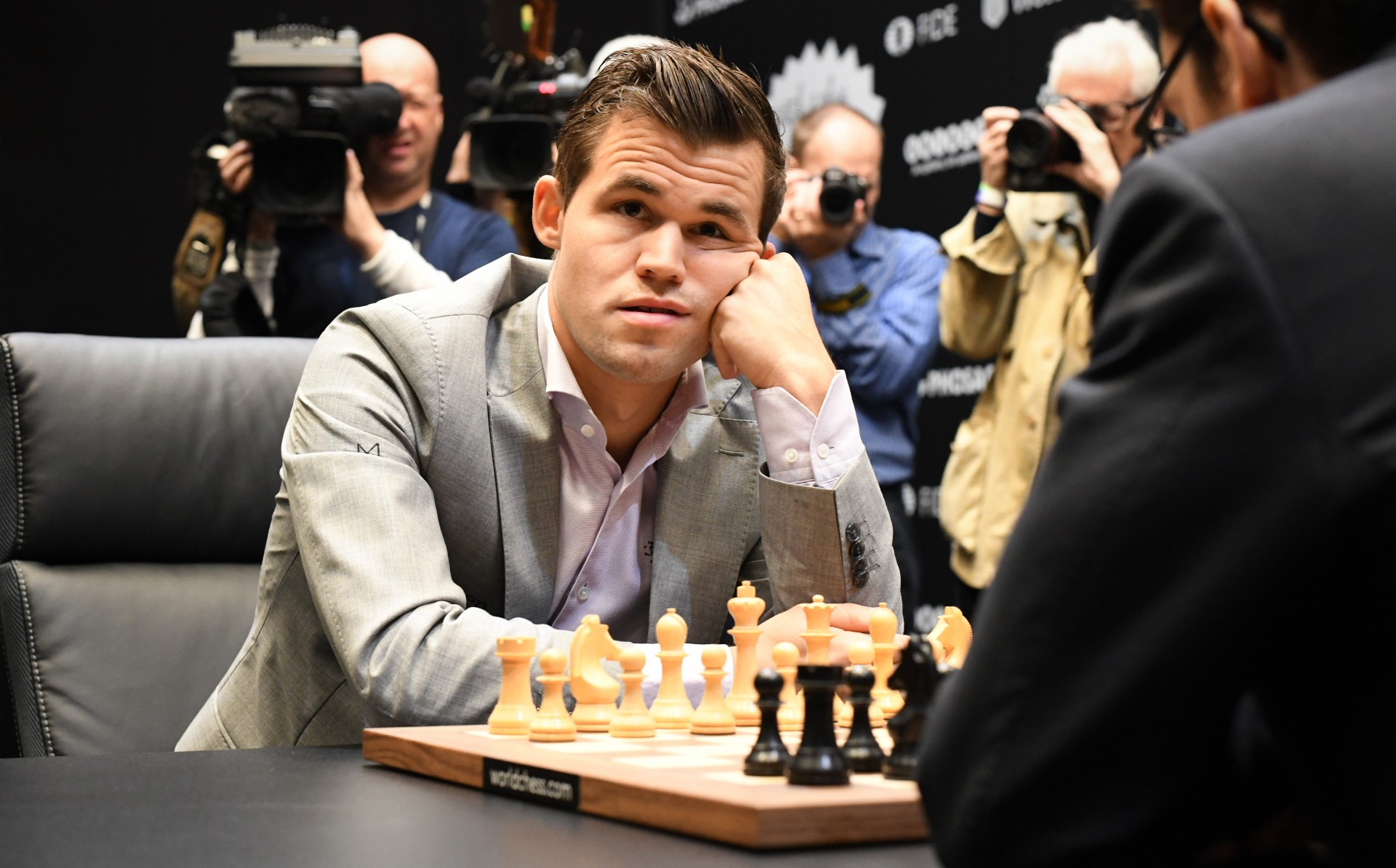 Sjakkstjerna Magnus Carlsen falt i søvn: Så gjorde han det utrolige