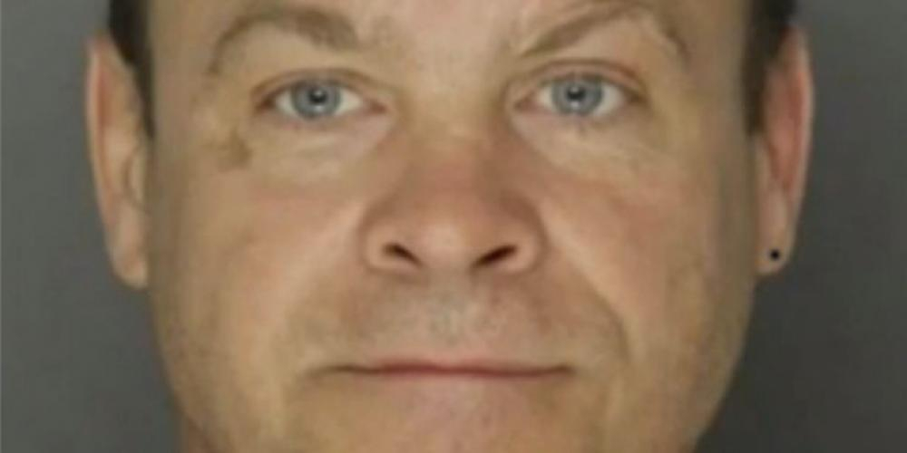Forferdet kvinne åpner soveromsdøren og ser kjæresten ‘kose seg’ med hunden