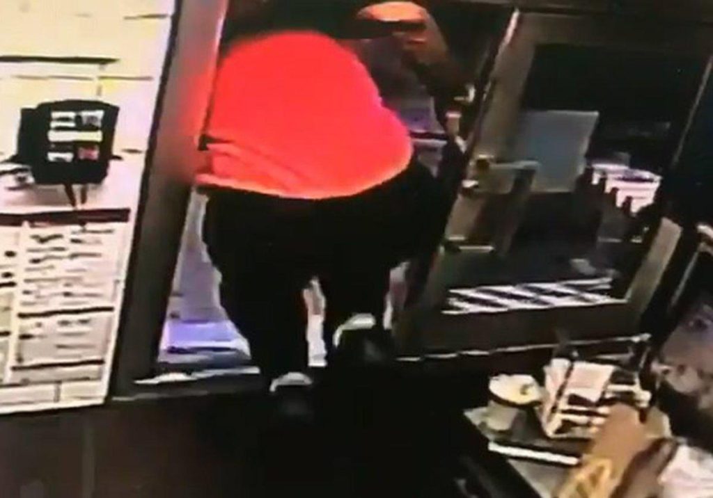 Medarbeider på McDonald’s er klar til å ta imot bestilling – men plutselig hopper han ut av vinduet