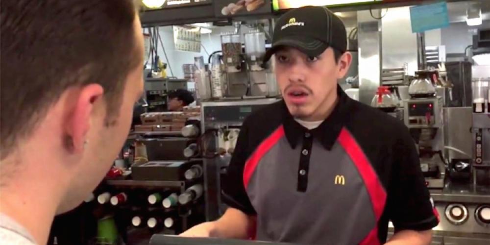 Den ansatte på McDonald mister kjeven når to tenåringsgutter kom til kassen og bestiller for 1000 kroner