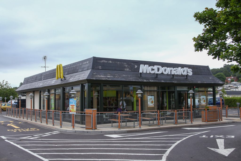 Kvinne ga blowjob ved høylys dag på McDonald’s: Nå er hun etterlyst av politiet