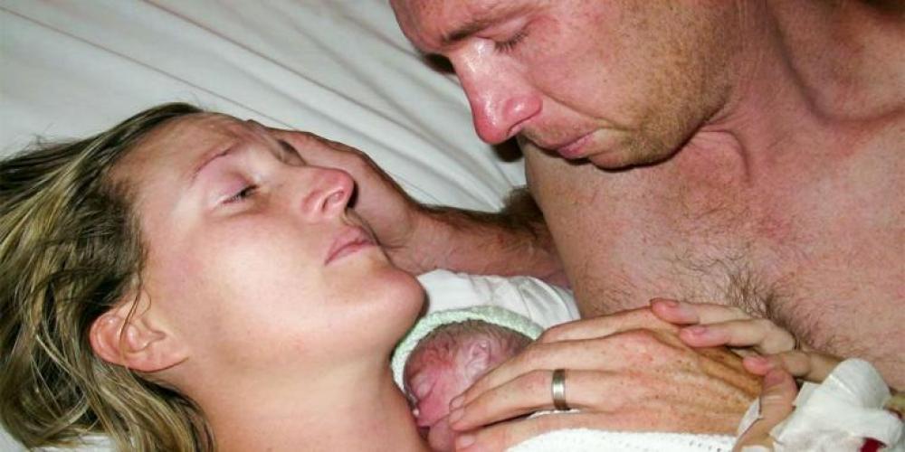 Mor vugger livløs nyfødt baby og etterlater leger i sjokk når dette skjer