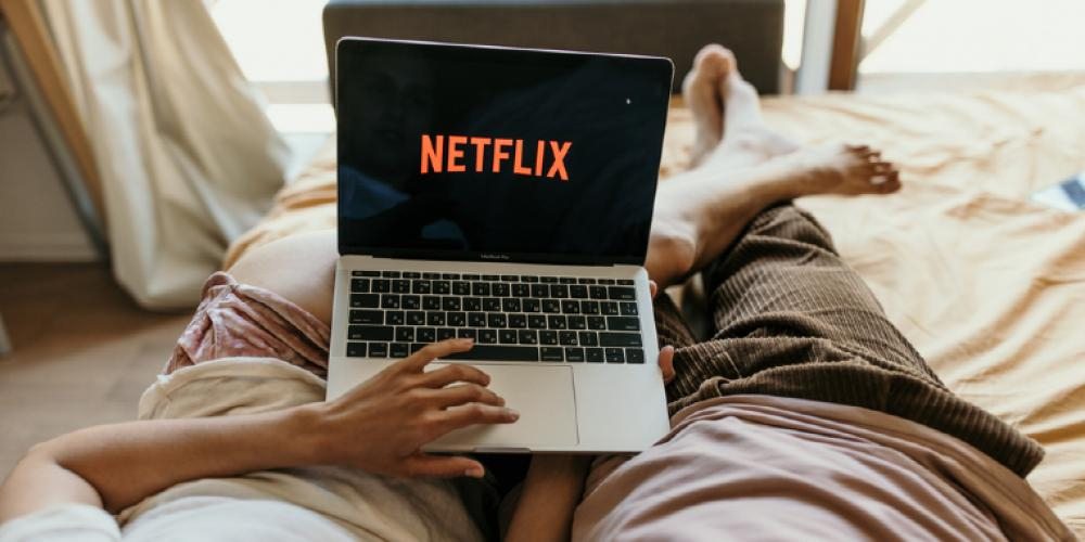 Få drømmejobben: Se på Netflix i sengen hele dagen og tjen 211.000 kroner