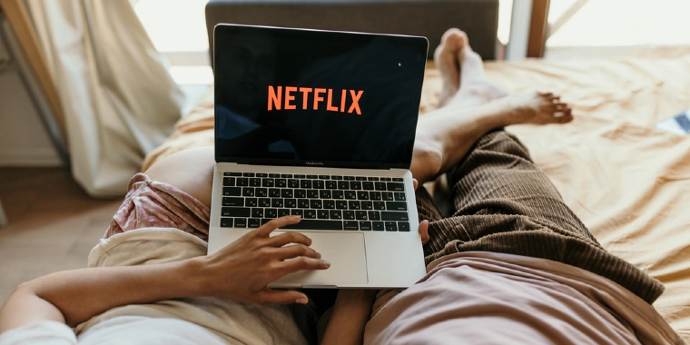 Netflix-stjernen avslører: &laquo;Jeg hadde på meg det EKTE tøyet hans&raquo;