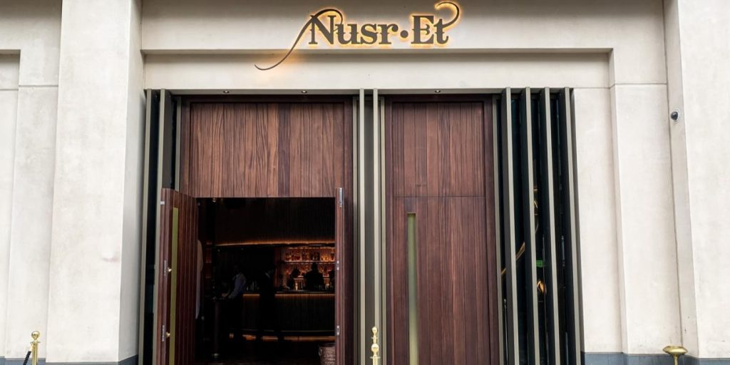 Eksklusivt steakhouse fikk uventede gjester midt i den travle perioden: Dette var grunnen