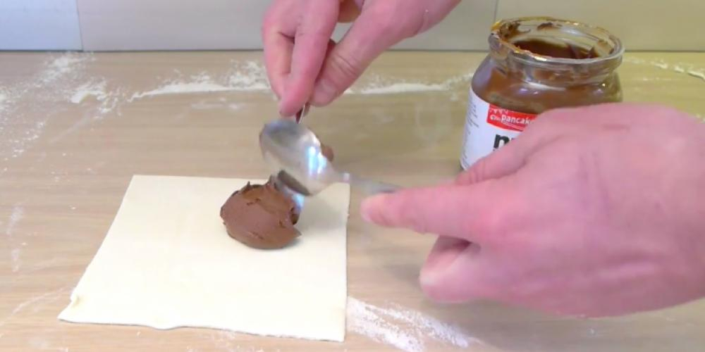 Han legger en klat med Nutella på et stykke butterdej – Om et øyeblikk kan du høre englene synge