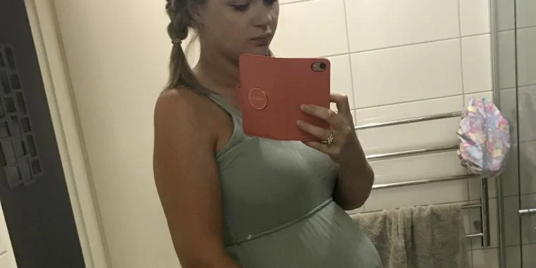 Den unge jenta trodde hun var gravid: Så fødte hun noe uventet på toalettet