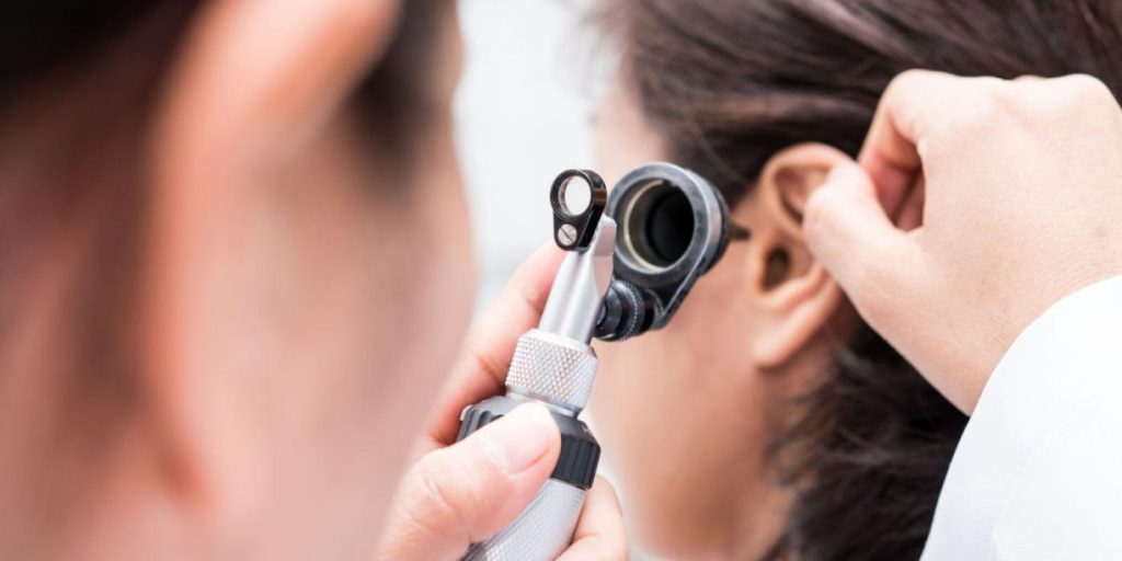 Kvinne tror hun har tinnitus: Ørelegens funn i øret sender frysninger nedover ryggraden hennes